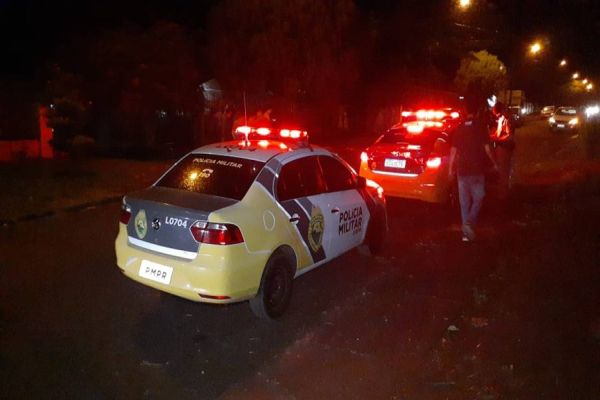 Imagem referente a notícia: Durante ocorrência de ameaça, Homem esfaqueia policial e acaba baleado