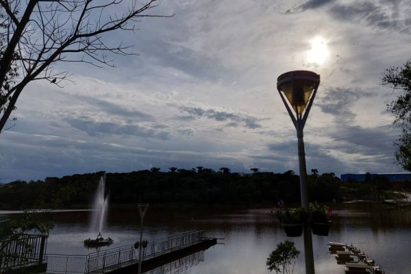 Lago Municipal: Volume de água do vertedouro embeleza Parque Municipal Ambiental Paulo Gorski