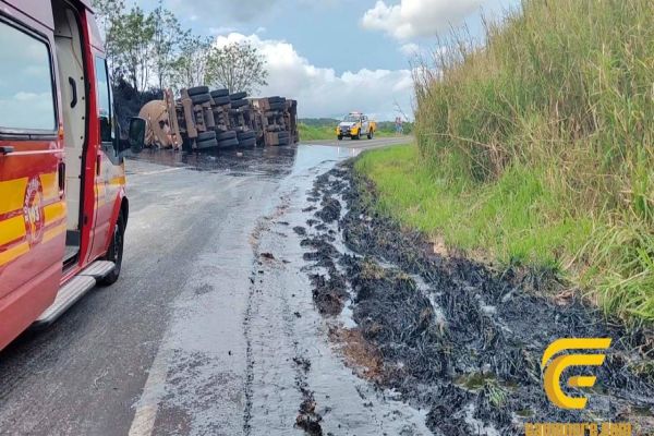 Caminhão carregado com piche tomba e interdita PR-180 em Marmeleiro