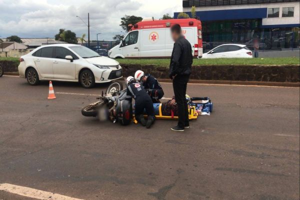 Imagem referente a notícia: Motociclista sofre suspeita fratura na perna após colisão na Avenida Carlos Gomes