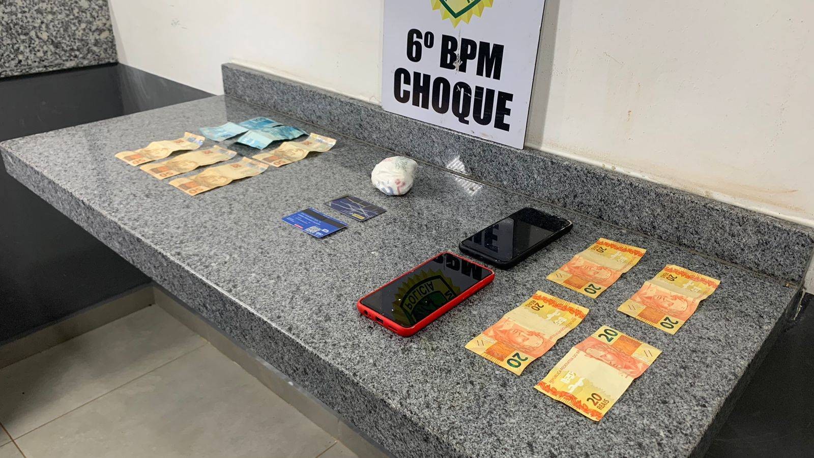 Dupla é detida pelo Pelotão de Choque da PM por tráfico de drogas no Conjunto Riviera