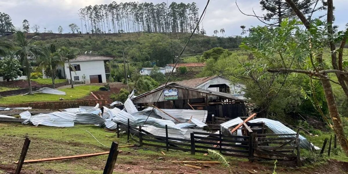 Tornado com ventos de até 120km/h atinge cidades no Oeste de SC, diz Defesa Civil