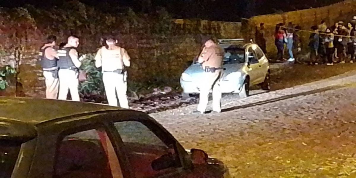 Idoso é morto a tiros na cabeça e costas no interior de automóvel na fronteira