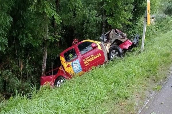 Viatura do Corpo de Bombeiros sai da pista e colide violentamente contra arvore na BR-277