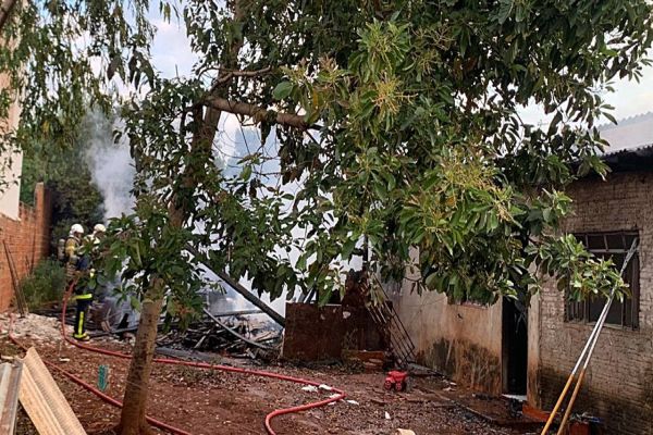 Imagem referente a notícia: Casa fica destruída após incêndio de grandes proporções no Bairro Cascavel Velho