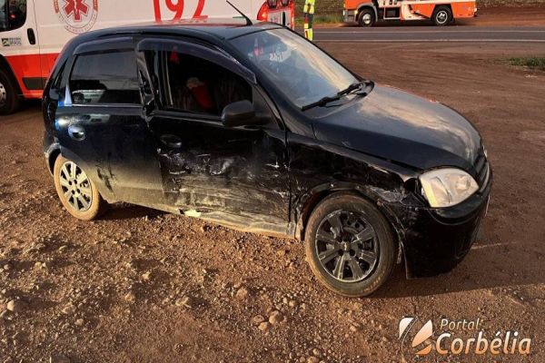 Imagem referente a notícia: Corsa atravessa a rodovia e acaba atingido por outro veículo na BR-369 na Penha em Corbélia