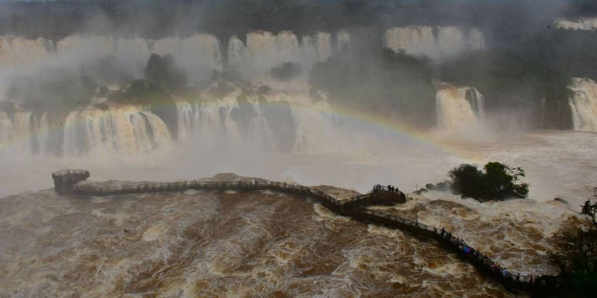 Turista vai tirar foto e cai nas Cataratas do Iguaçu; equipes fazem buscas