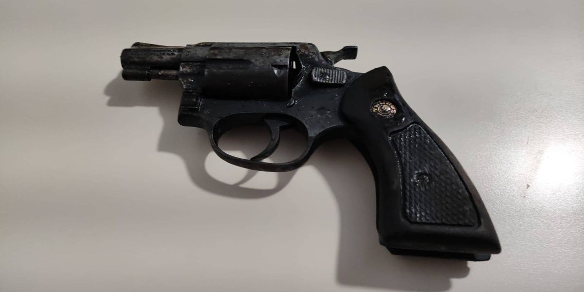 Revólver é encontrado pela DH no local aonde estava corpo carbonizado no Bairro Cascavel Velho