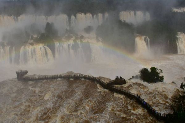 Turista vai tirar foto e cai nas Cataratas do Iguaçu; equipes fazem buscas