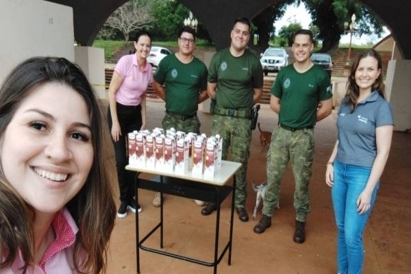 Policiais Militares do Pelotão C.O.B.R.A do BPFRON fazem doação de leite a Uopeccan de Cascavel