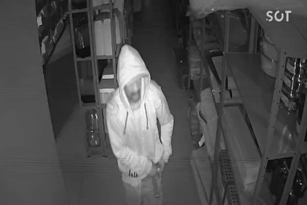 Imagem referente a notícia: Loja de embalagens é arrombada no Bairro Interlagos; Câmera de segurança registrou a ação criminosa