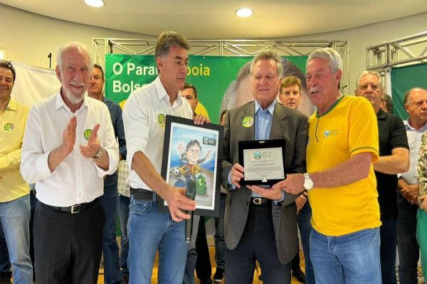 Sindicato Rural de Cascavel reúne-se com ministro e homenageia o diretor da Itaipu