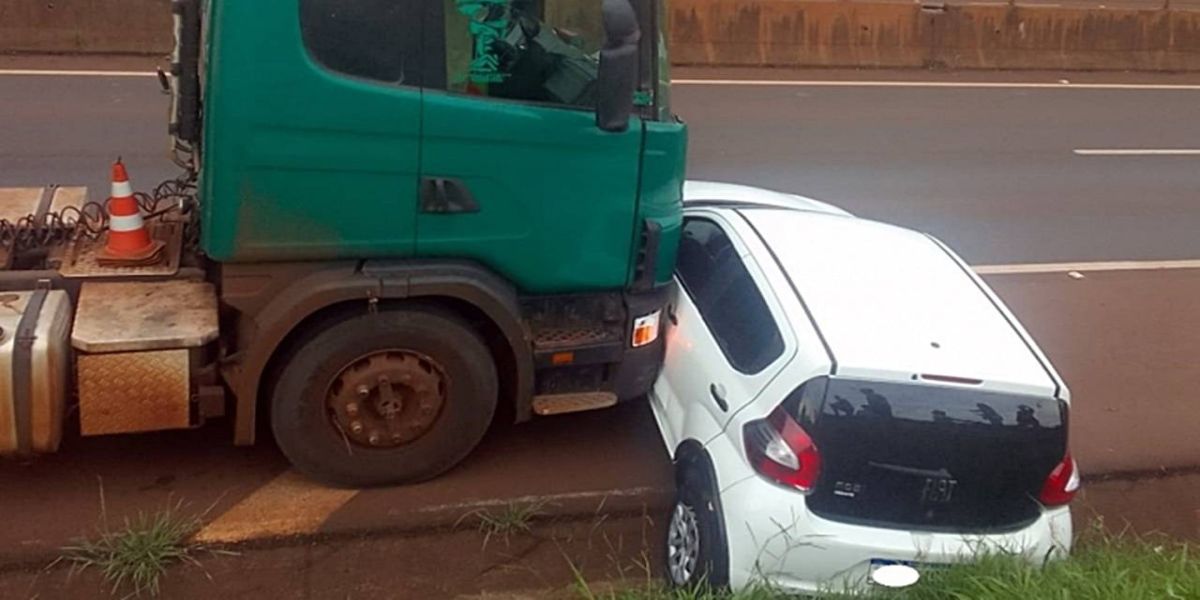 Carro é arrastado por carreta na BR-277 em Medianeira; veja o vídeo