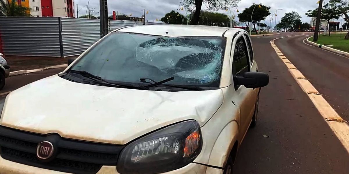 Homem se joga em cima de carro que trafegavam pela Avenida Brasil