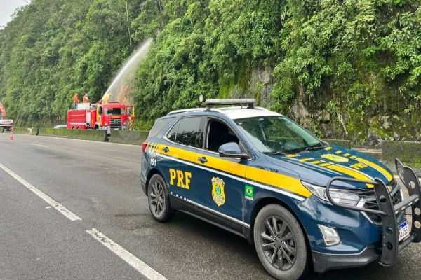 Imagem referente a notícia: Limpezas são realizadas na rodovia BR-277 em Morretes