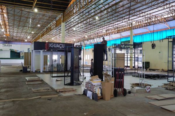 Empresas começam montagem de estandes para ExpoConstruindo em Toledo