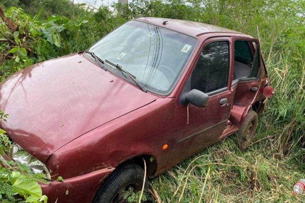 Buraco na pista causa acidente na PR-488, em Santa Helena