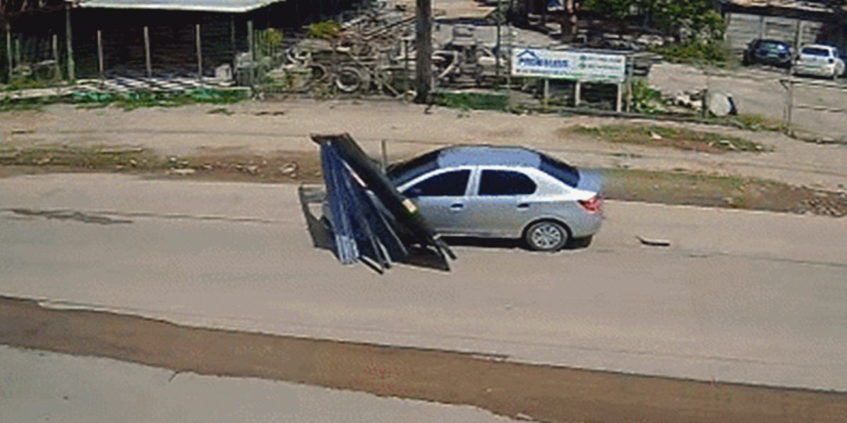 Homem foge de motel sem pagar conta e arrasta portão por avenida; veja vídeo