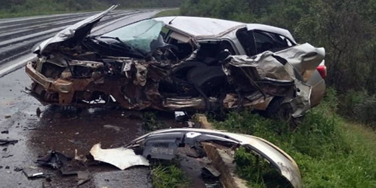 Homem morre após violenta colisão entre carro e van na BR-153