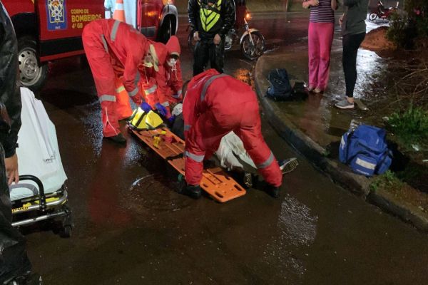 Imagem referente a notícia: Motociclista fica ferido após colisão de trânsito na Rua Ipanema; Carro envolvido na batida fugiu