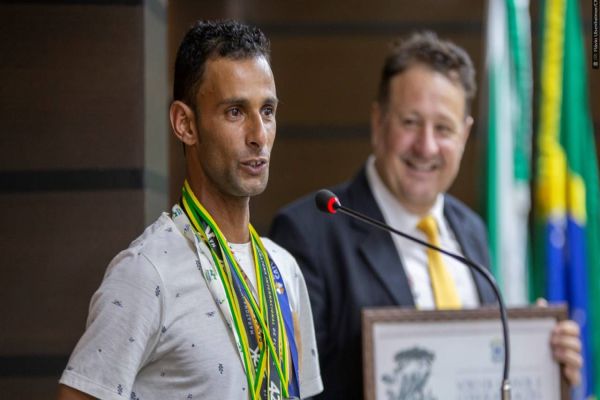 Câmara homenageia Ademir Ramos, o gari que coleciona prêmios em maratonas