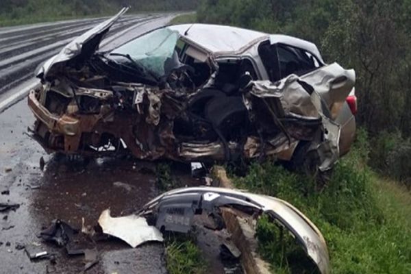 Homem morre após violenta colisão entre carro e van na BR-153