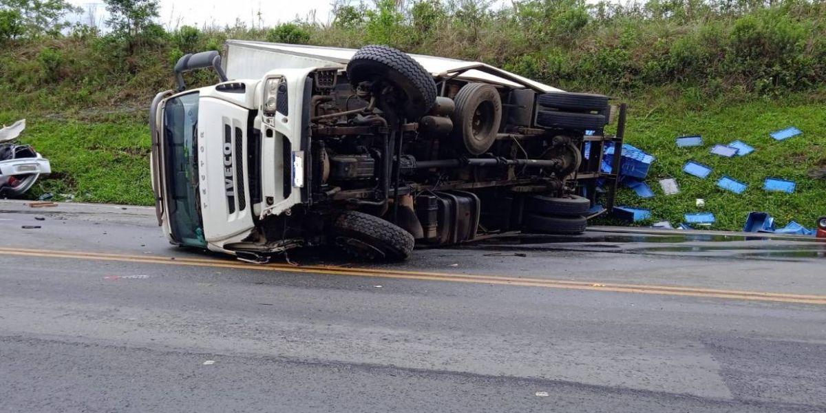 Mãe e filha morrem em gravíssimo acidente entre carro e caminhão na BR-277