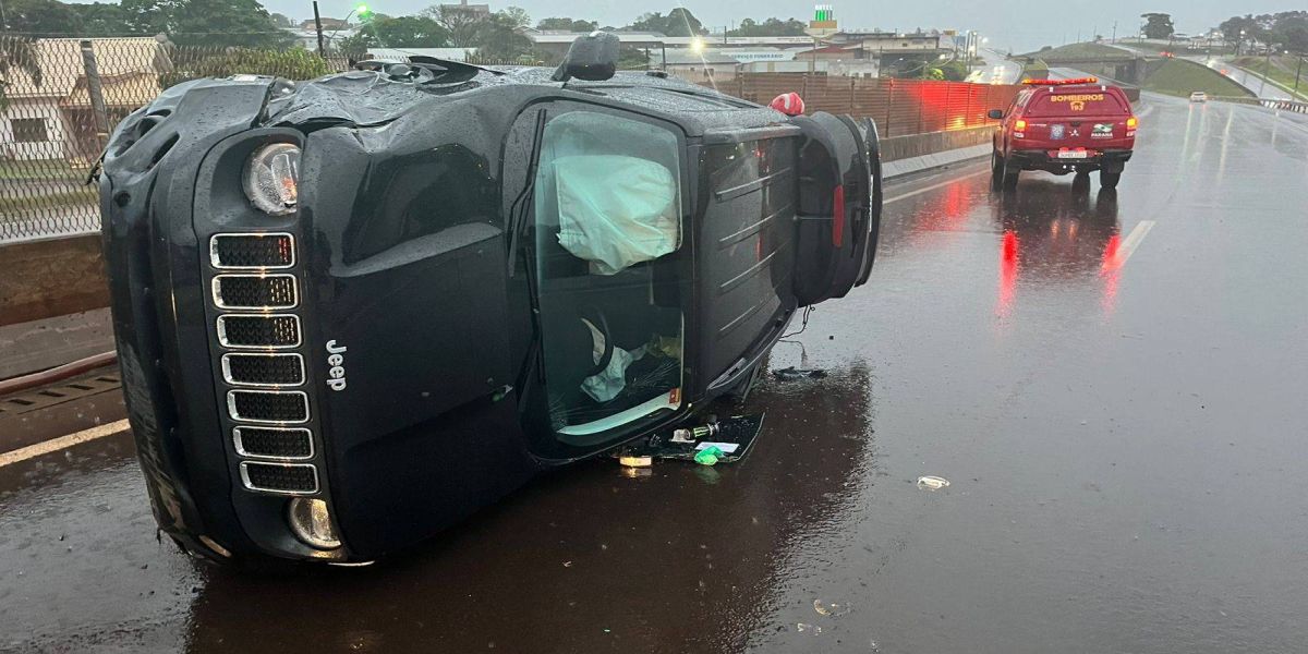 Jeep Renegade capota na BR-369 em Corbélia