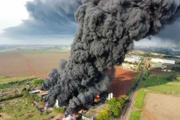 Imagem referente a notícia: Imagens aéreas mostram destruição causada por incêndio em empresa de lubrificantes