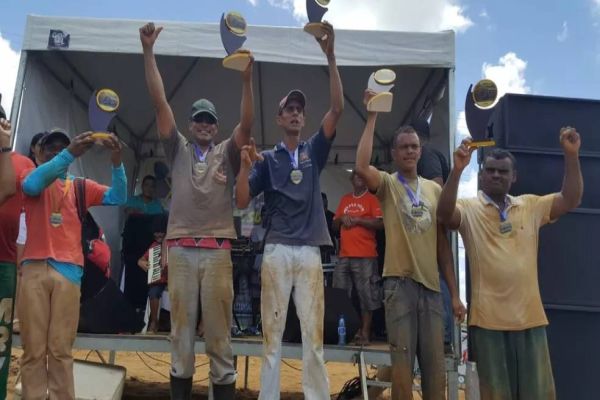 Torneio 'Pá na Cova': Competição elege os coveiros mais rápidos