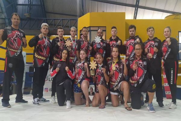Equipe cascavelense de Kickboxing é campeã do Paraná Combate