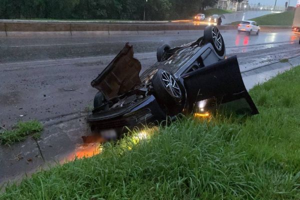 Imagem referente a notícia: Após aquaplanar, veículo capota na PRc-467, em Cascavel