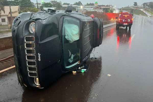 Imagem referente a notícia: Jeep Renegade capota na BR-369 em Corbélia