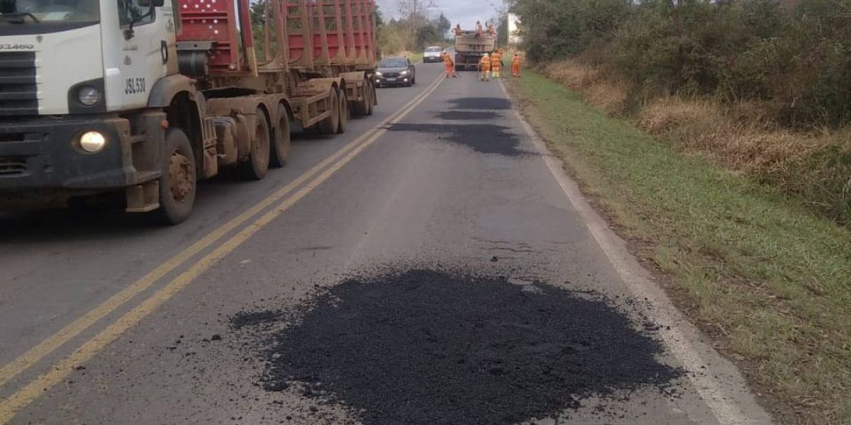 Rodovias atingidas pelas chuvas recebem serviços emergenciais do DER/PR