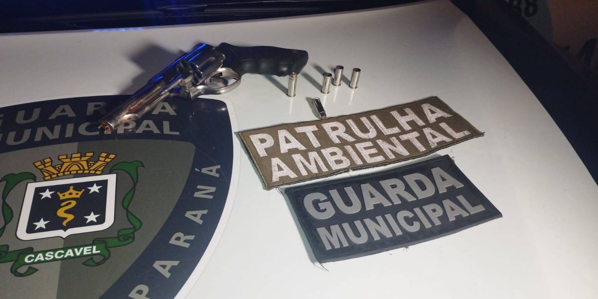 Trio é detido pela GM com arma após fugirem de abordagem e colidirem veículo no Bairro Santa Cruz