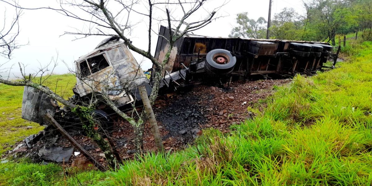 Carreta carregada de milho pega fogo após tombar na BR 163 em Lindoeste