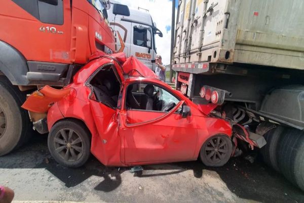 Imagem referente a notícia: Carro é prensado entre caminhões na BR-376; A família que estava no veículo esmagado saiu ilesa