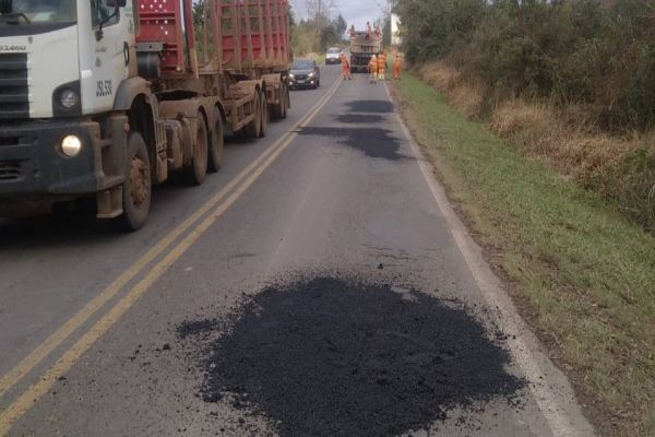 Rodovias atingidas pelas chuvas recebem serviços emergenciais do DER/PR