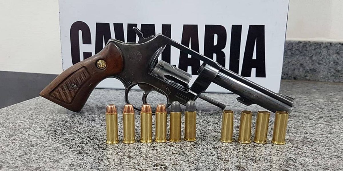 Dupla é detida pela PM após efetuar disparos de arma de fogo contra imóvel no Bairro Brasília