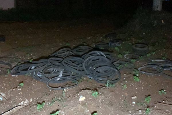 Moradores do Conjunto São Francisco denunciam descarte irregular de pneus na Rua Managua