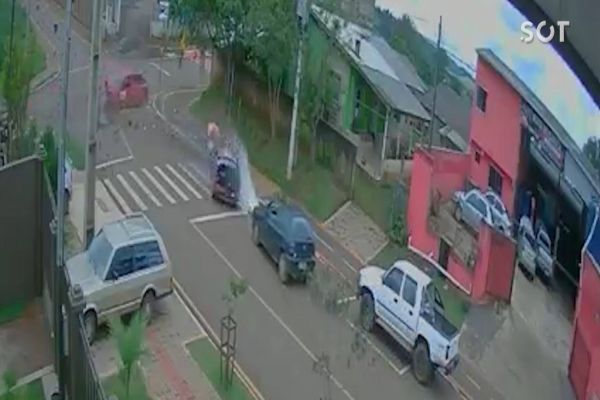 Imagem referente a notícia: Ciclista fica em estado grave após ser atingido por carro envolvido forte batida em Pitanga