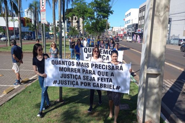 Familiares de Gabriel Baiça fazem protesto pedindo por justiça no centro de Cascavel