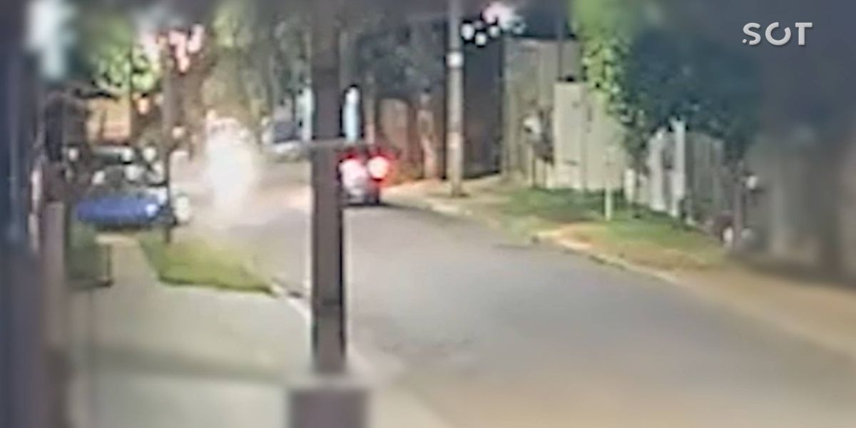 Câmera de segurança registra colisão que deixou motociclista ferido no Jardim Clarito