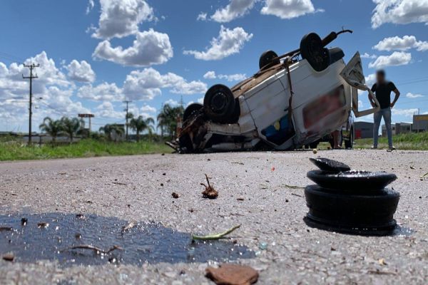 Imagem referente a notícia: Homem de 31 anos fica em estado grave após capotamento na BR-467 em Cascavel
