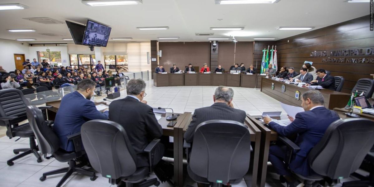 Resolução cria comissões permanentes e atualiza regras para licenças de vereadores