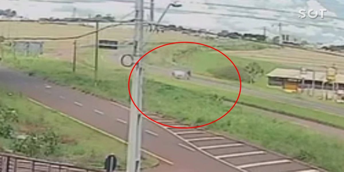 Carro capota por sete vezes na BR-467, em Cascavel; O condutor do veículo foi ejetado