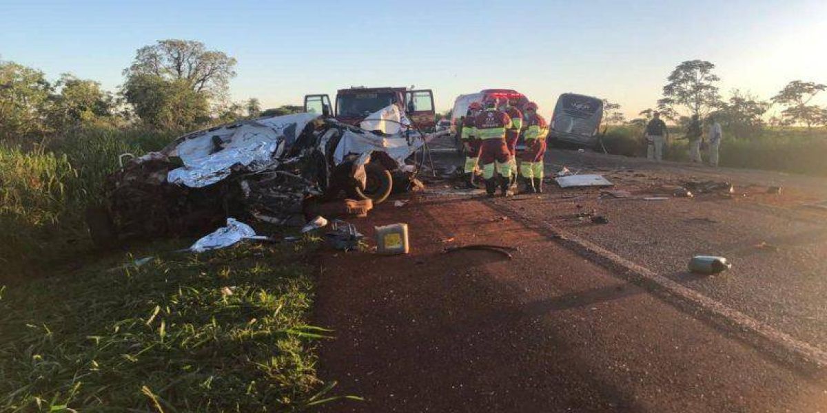 Tragédia: Três pessoas morrem na hora em violenta colisão entre ônibus e Hilux na BR-163