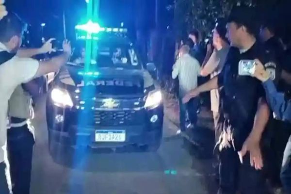 Roberto Jefferson se entrega à polícia depois de 8 horas