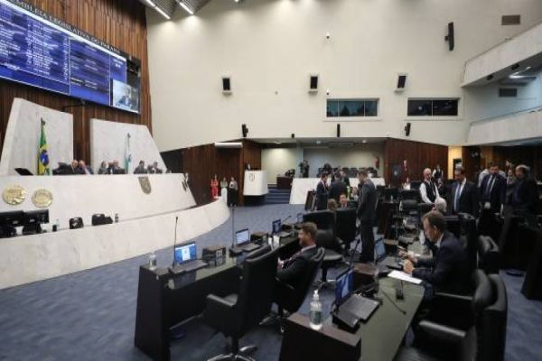 Projeto que facilita transporte gratuito para pessoas com HIV avança na Assembleia