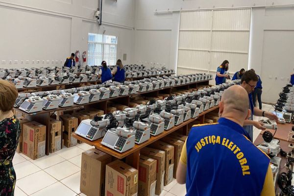 OAB Cascavel acompanha testes e lacração de urnas eletrônicas